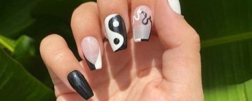Uñas mate con diseño duotono
