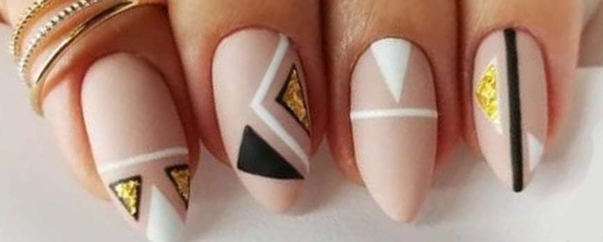 Uñas mate con diseños abstractos