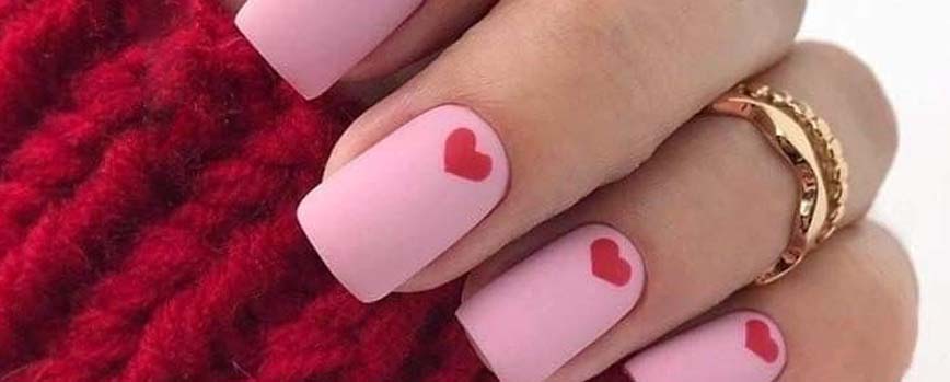 Uñas mate con diseño de corazón