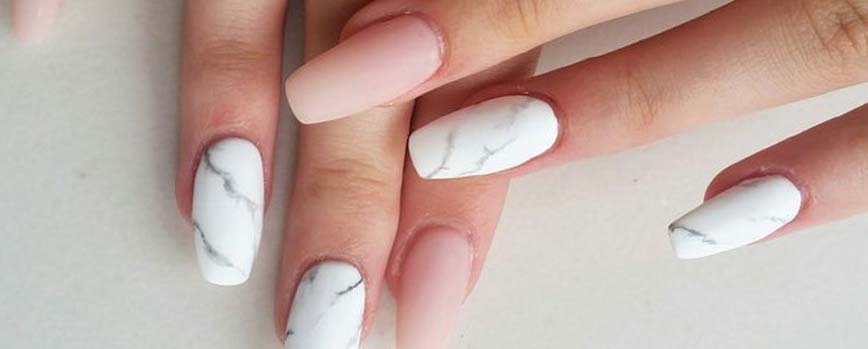 Uñas mate con diseño marmolado