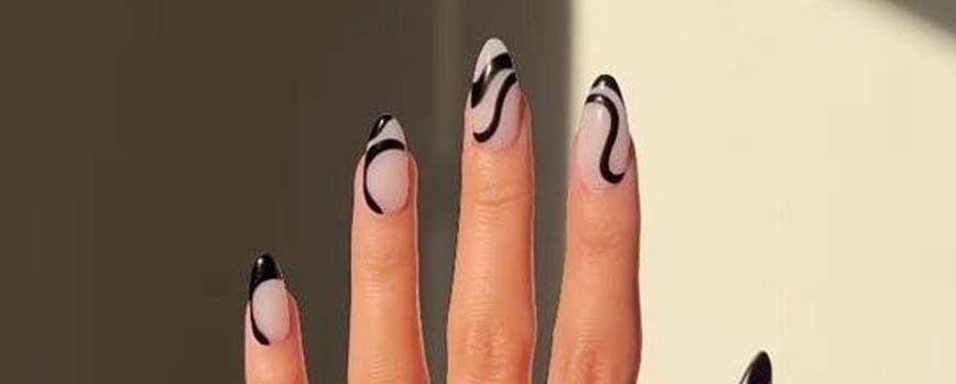 Uñas negras mate con líneas imperfectas