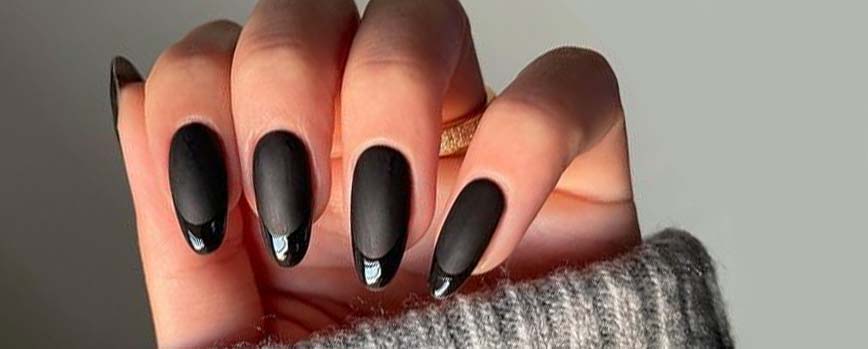 Uñas negras mate con punta brillante