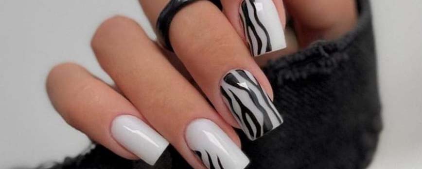 Uñas negras mate con prints