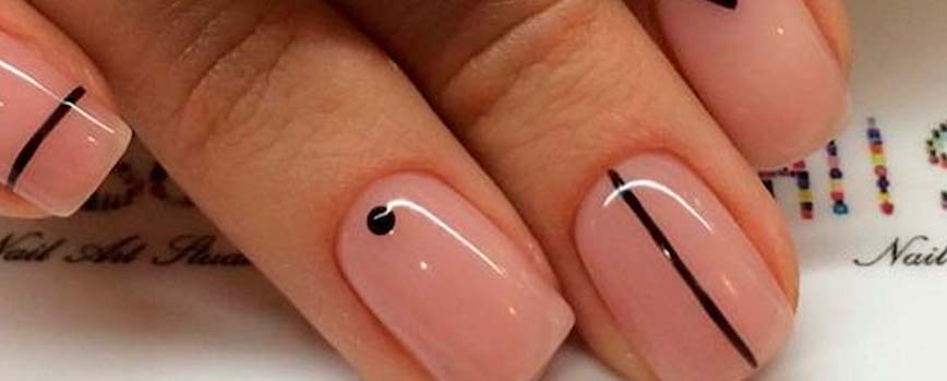 Uñas negras mate en clave minimalista