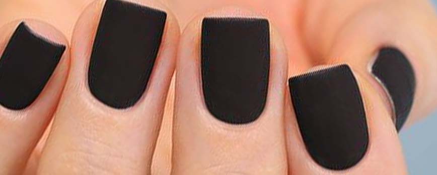 Uñas negras mate cortas