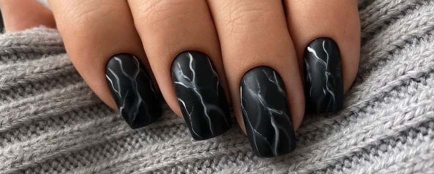 Uñas negras mate con efecto mármol