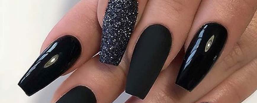 Uñas negras mate con glitter