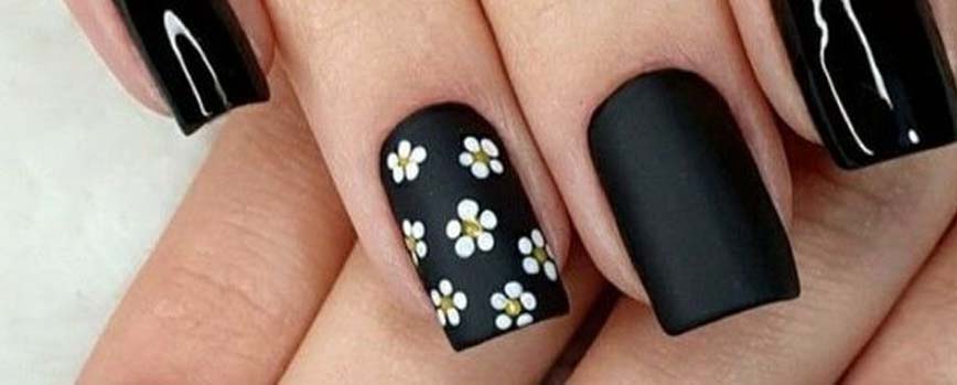 Uñas negras mate con margaritas