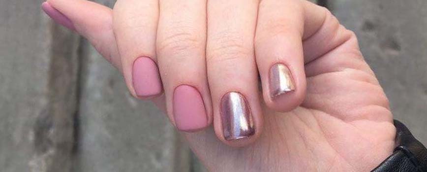 Uñas rosas mate y chrome