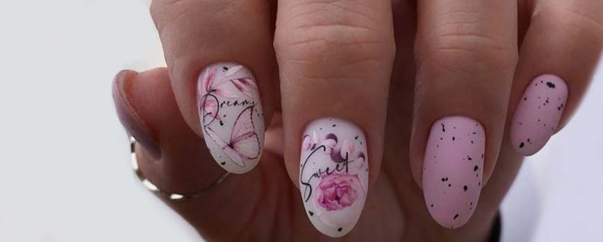Uñas rosas mate con stickers