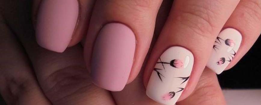 Uñas rosas mate con flores