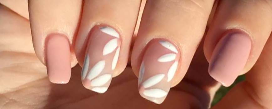 Uñas rosas mate con detalles de brillos