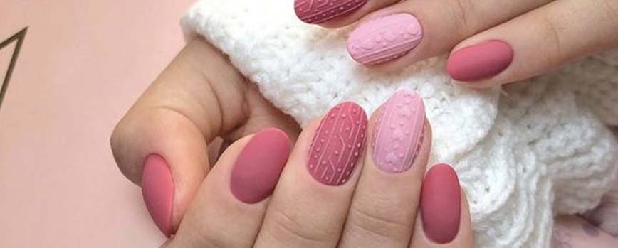 Uñas rosas mate con diseños dimensionales