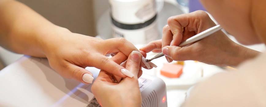 ¿Se pueden realizar las uñas de porcelana en casa?