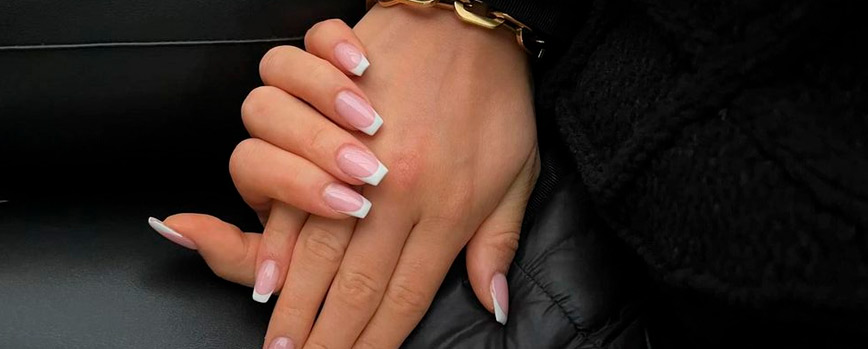 Manicura francesa clásica