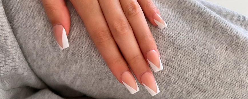 Manicura francesa triangular
