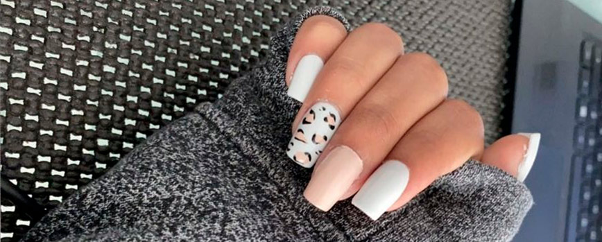 Uñas crema y blanco mate
