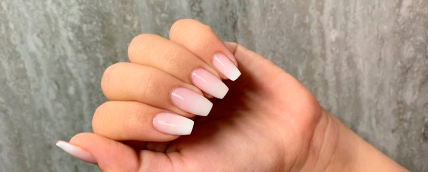 Manicura baby boomer blanca y mate