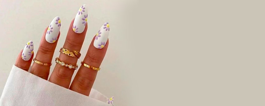 Uñas blancas mate con flores