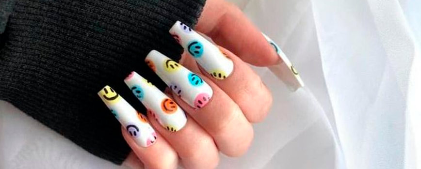 Uñas blancas mate con emoticonos