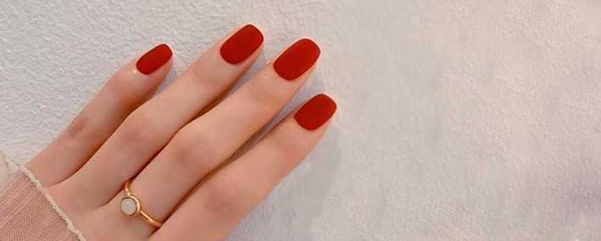 Uñas rojas mate cuadradas (y cortas)