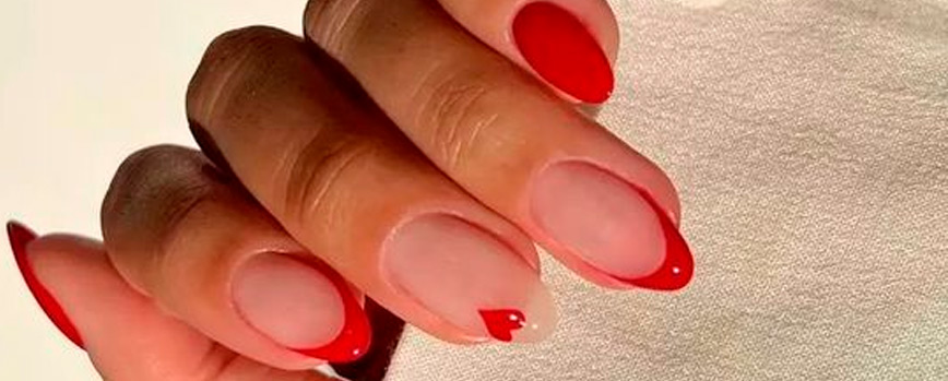 Uñas rojas mate con corazones