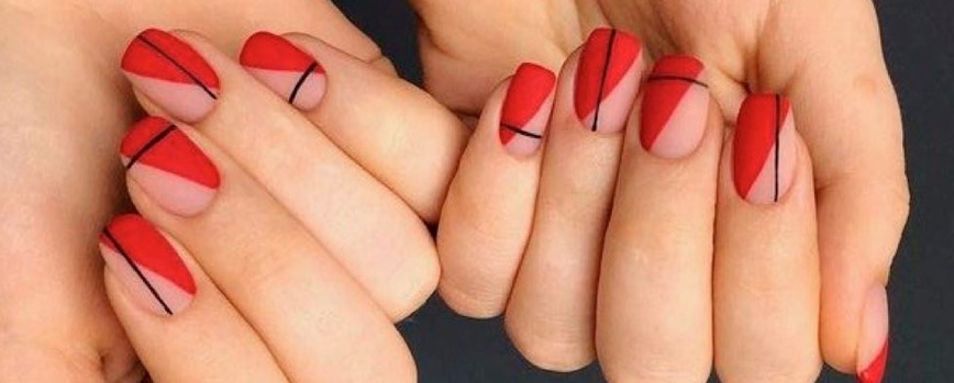 Uñas rojas mates con diseños abstractos