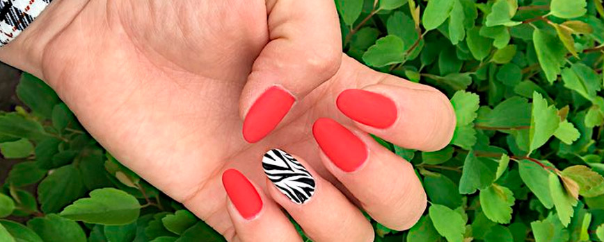 Uñas rojas mate con prints
