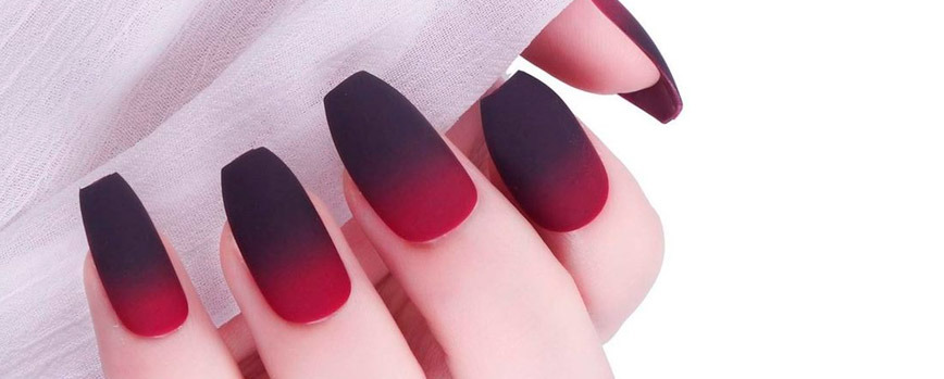 Uñas Ombré de color rojo mate