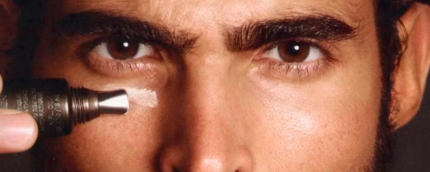 ¿Cómo aplicar el contorno de ojos para hombres?