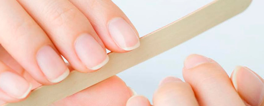 Paso 1: lima las uñas y retirar las cutículas