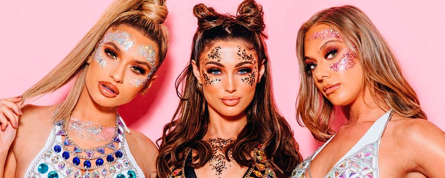 Maquillaje con glitter en el cuerpo