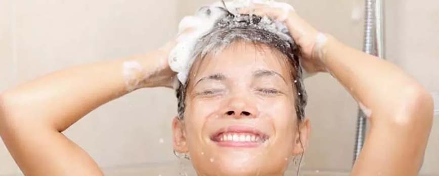 Lava tu cabello con un champú matizador o azul: