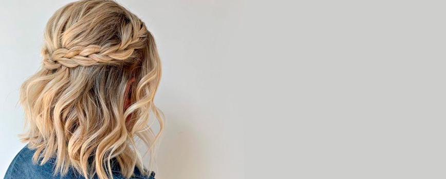 Trenza alta en media melena ondulada