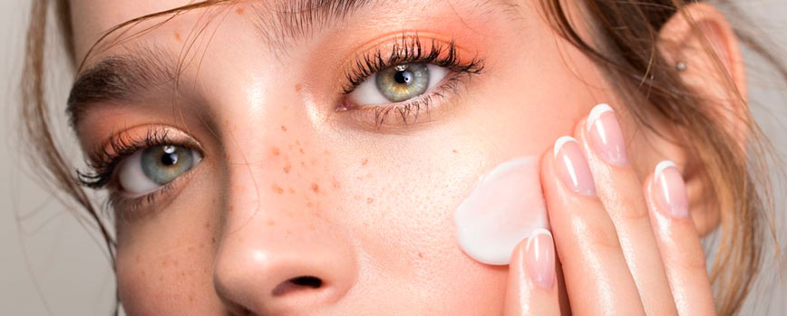 Limpia tu rostro con bálsamo desmaquillante o agua micelar