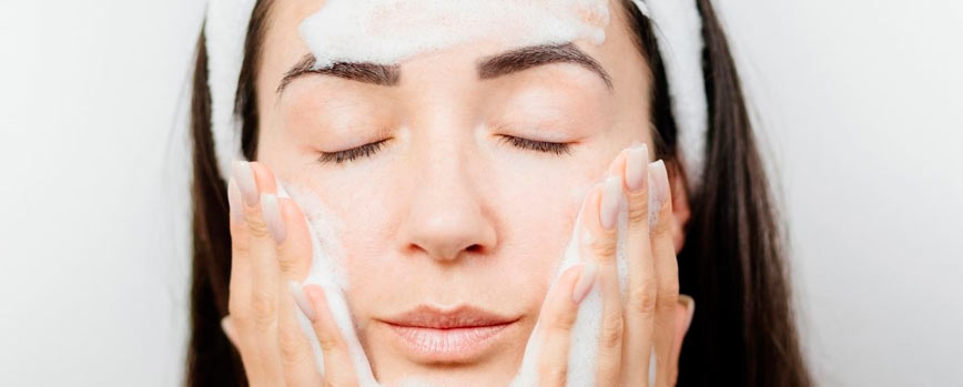 Elimina los restos de maquillaje con un limpiador de base acuosa