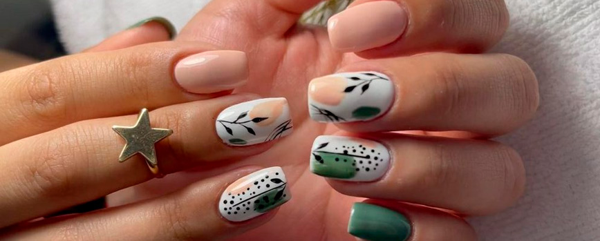 Uñas boho en tonos naturaleza