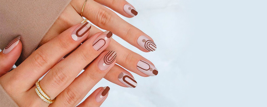 Uñas marrones con diseños