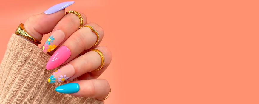 Manicura boho con flores