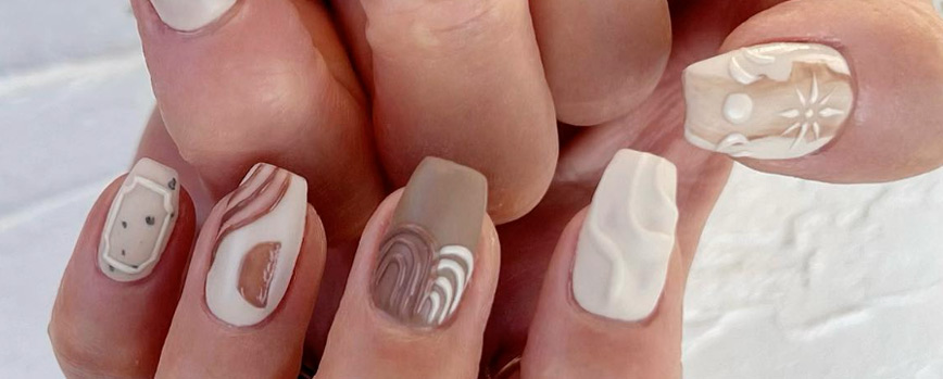 Uñas en tonos tierra con dibujos