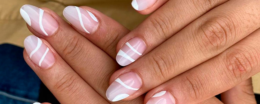 Manicura de uñas boho natural con ondas