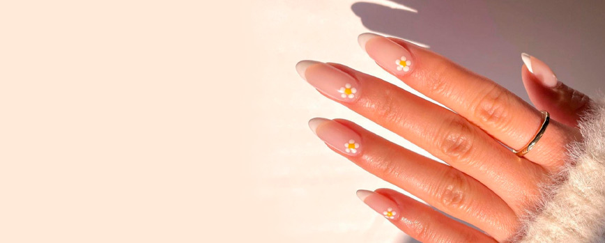 Manicura francesa con flores