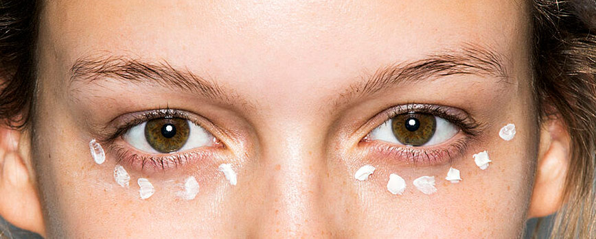 ¿Por qué hay que aplicar protector solar en el contorno de ojos?