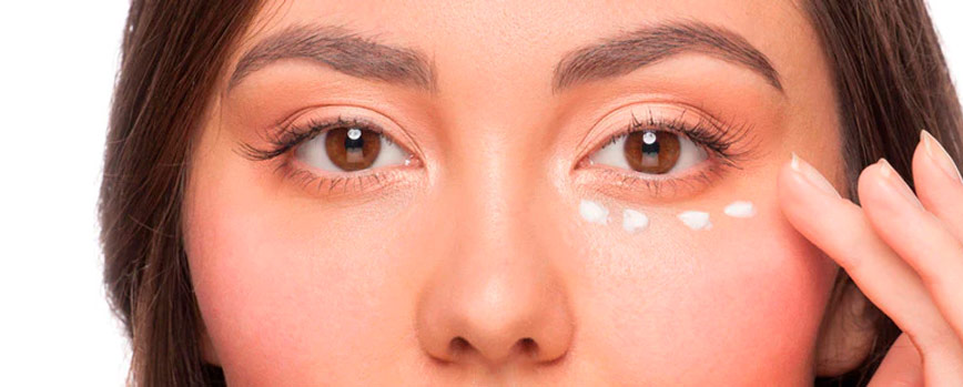 ¿Cómo se aplica el protector solar en el contorno de ojos?