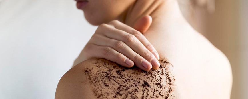 Cómo exfoliar la espalda en casa