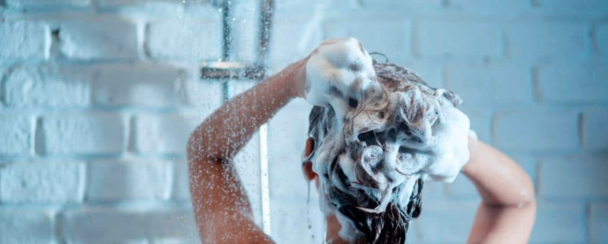 Lava tu cabello con un champú natural