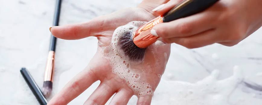 ¿Cada cuánto limpiar los pinceles para maquillaje de ojos?