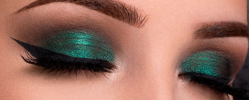 Maquillaje de noche para ojos negros