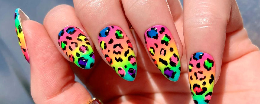 Uñas animal print de colores psicodélicos