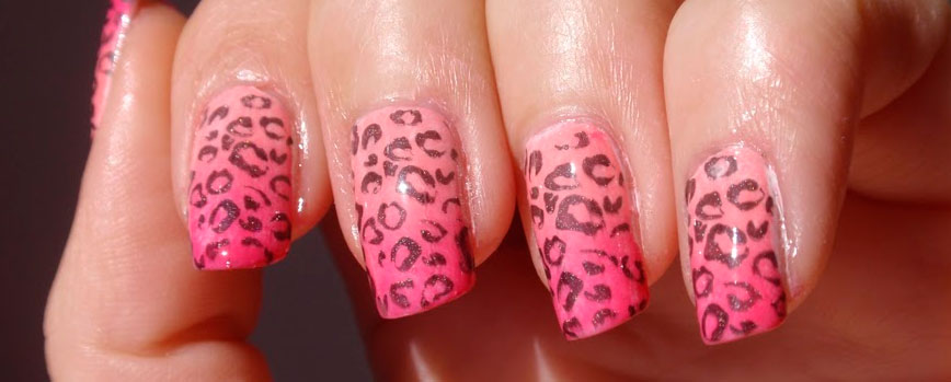 Uñas animal print en rosa y negro